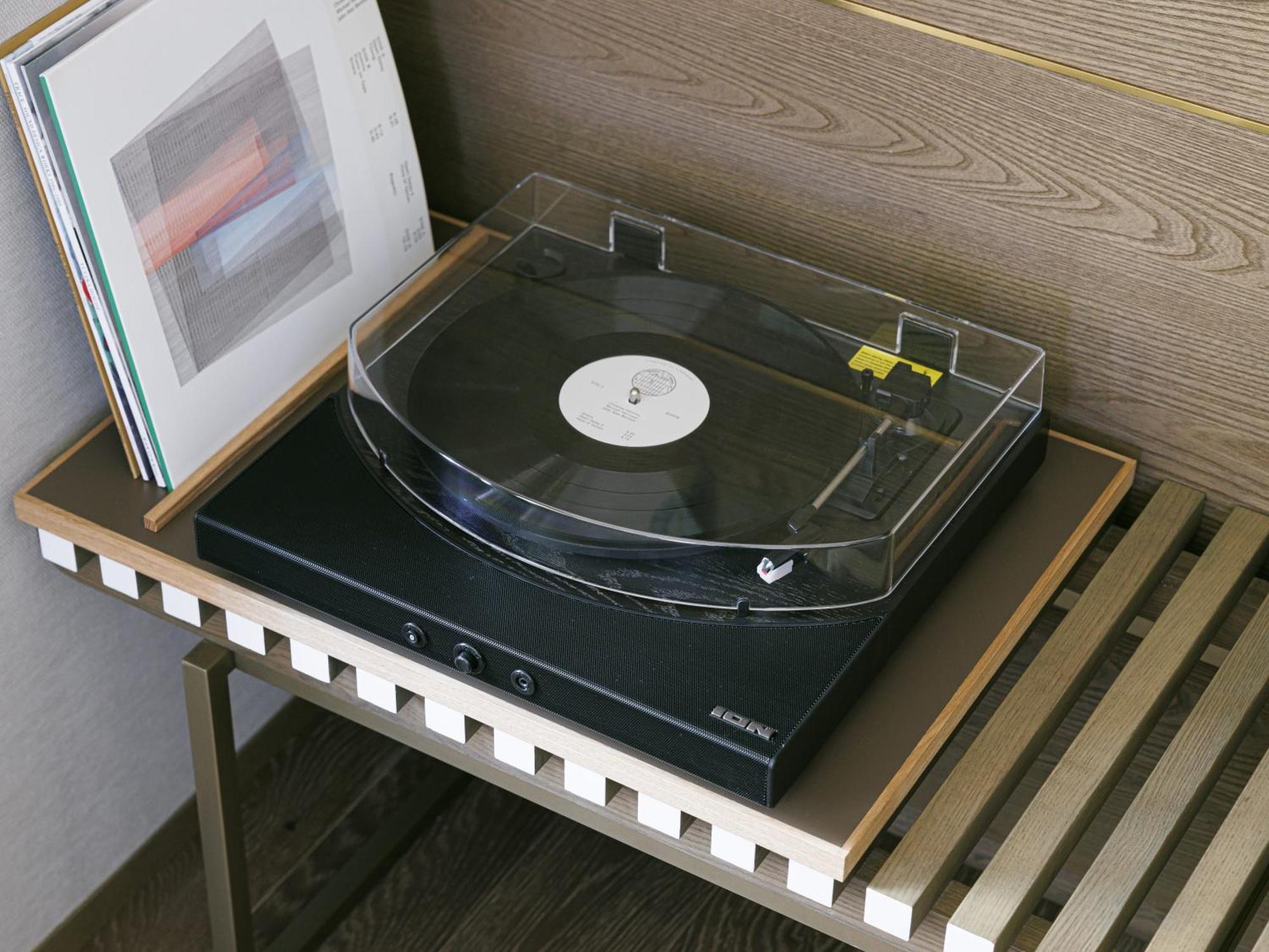 Good Nature Hotel Kyoto Rum bild A turntable