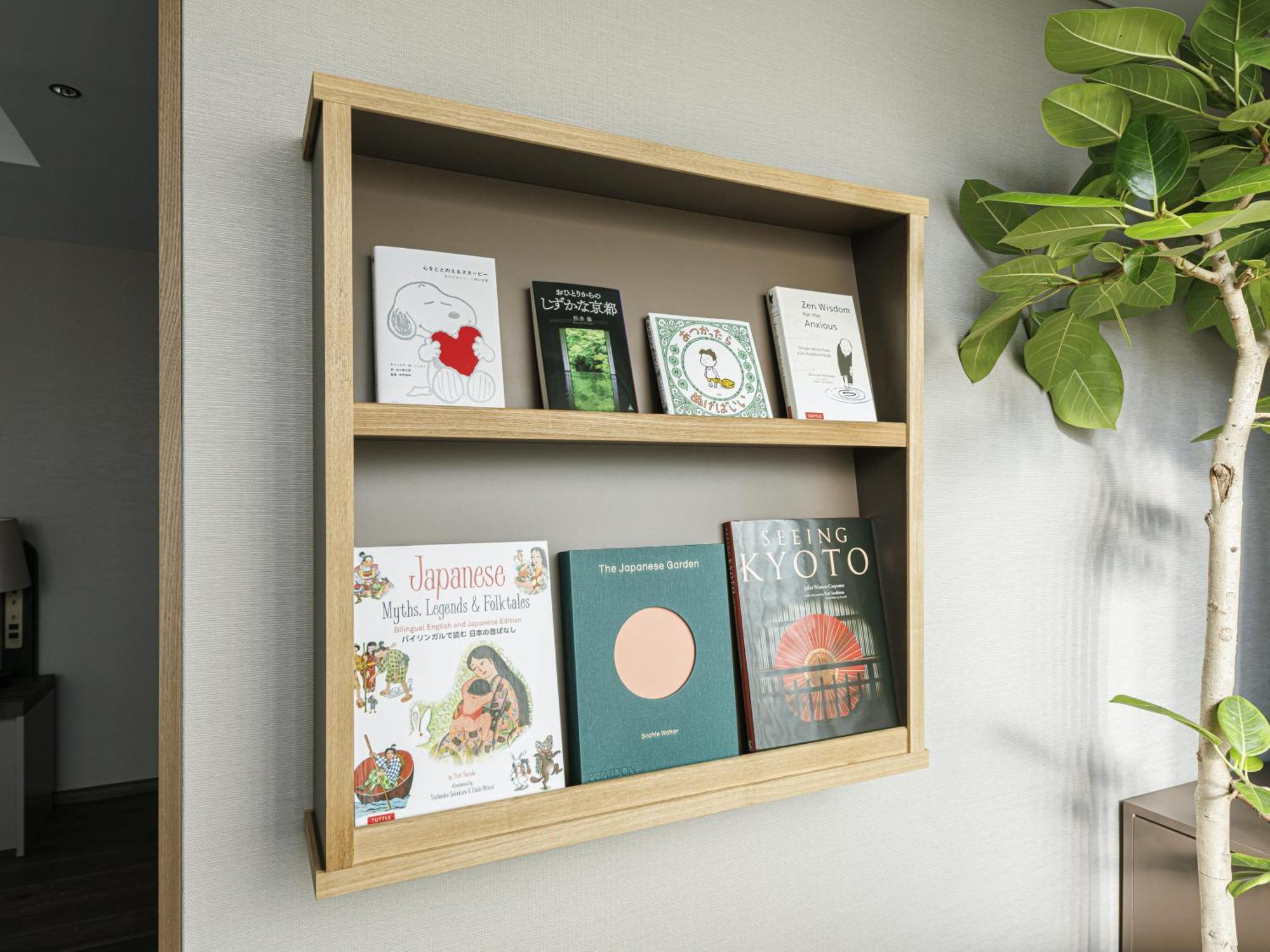 Good Nature Hotel Kyoto Rum bild A wall-mounted bookshelf