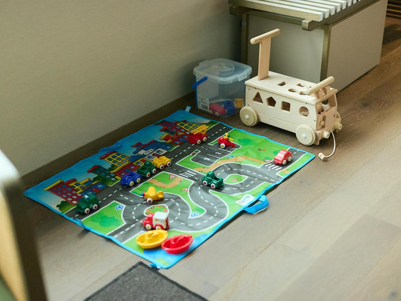 Good Nature Hotel Kyoto Rum bild A toy train set