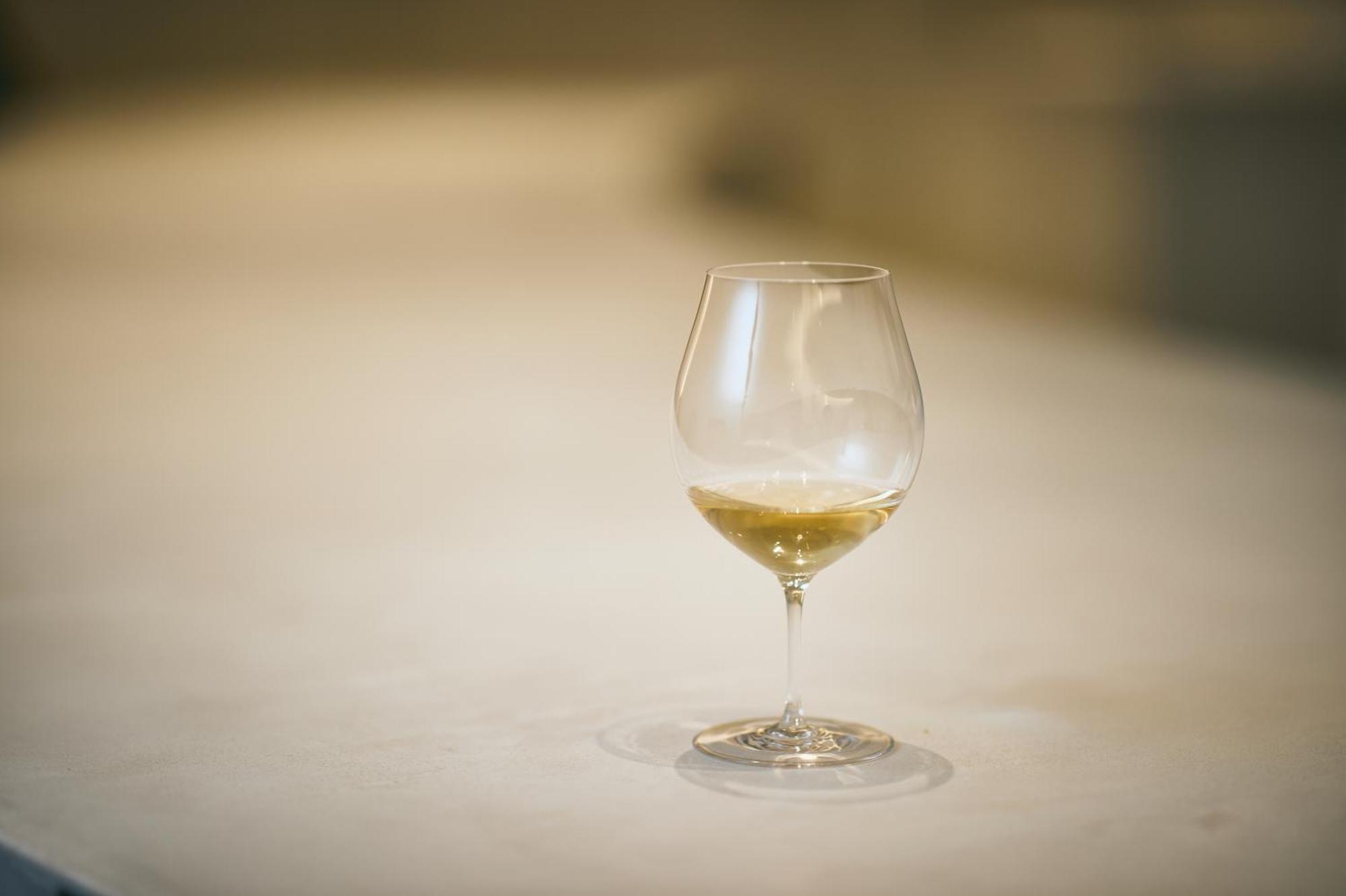 Good Nature Hotel Kyoto Exteriör bild A glass of white wine
