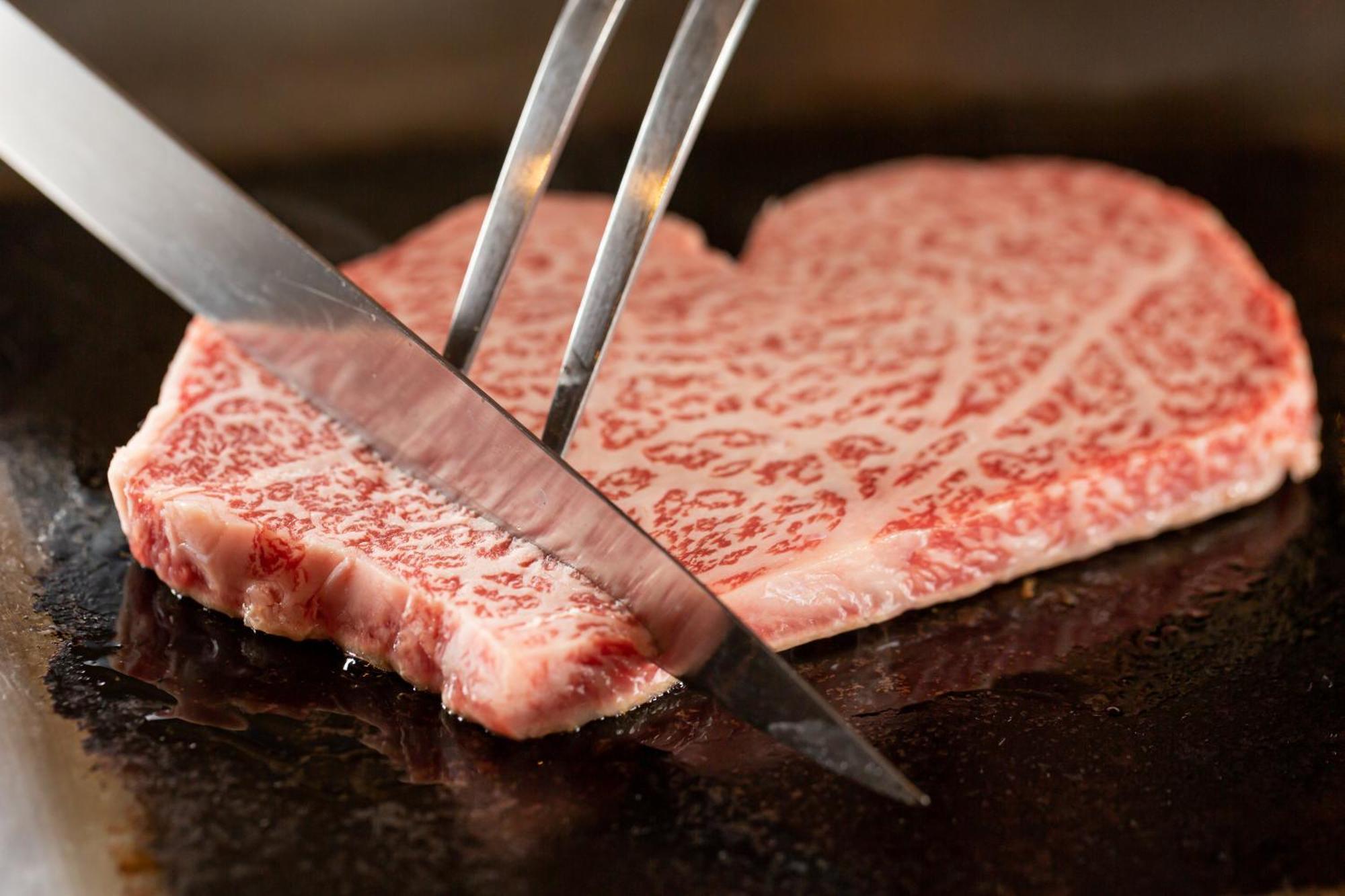 Good Nature Hotel Kyoto Exteriör bild A steak being cooked